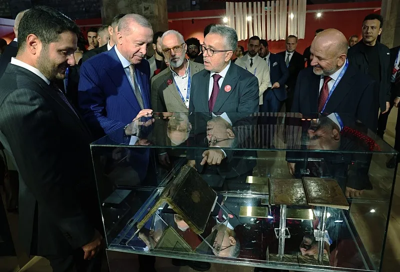 baskan-erdogan-kitaba-vefa-sergisinde-konustu-gecmisiyle-bagi-kopanin-insa-edebilecegi-bir-istikbal-yoktur-1788529629164.jpeg Başkan Erdoğan "Kitaba Vefa Sergisi"nde konuştu: Geçmişiyle bağı kopanın inşa edebileceği bir istikbal yoktur-4