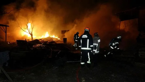 bursada-faliyet-gosteren-geri-donusum-fabrikasi-alev-alev-yandi-1638579253067.jpeg Bursa'da faaliyet gösteren geri dönüşüm fabrikası alev alev yandı!-6