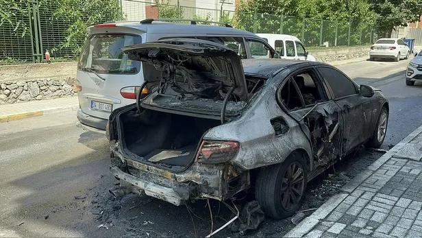uskudarda-panik-anlari-seyir-halindeki-otomobil-alev-alev-yandi-1687518604304.jpeg Üsküdar'da panik anları: Seyir halindeki otomobil alev alev yandı-4