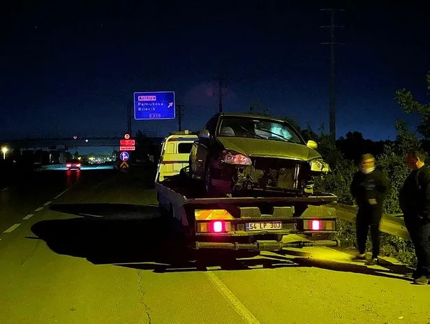 Boş kalan D-650 karayolunda kontrolden çıkan otomobil bariyerlere çarptı-1