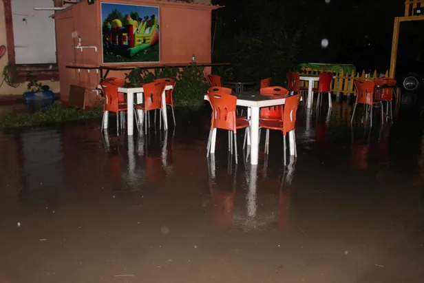 Meteoroloji uyarmıştı! Kırklareli'de yağmur sokakları göle çevirdi-2