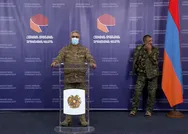 Ermenistan Savunma Bakanlığı Sözcüsü, basın toplantısı yaparken arkasındaki terlikli umursamaz asker dikkat çekti