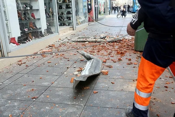 hirvatistanin-petrinja-sehrindeki-63-buyuklugundeki-depremde-bir-kiz-cocugu-hayatini-kaybetti-1609254751426.jpeg Hırvatistan'ın Petrinja şehrindeki 6.3 büyüklüğündeki depremde bir kız çocuğu hayatını kaybetti-3