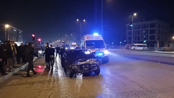 polis-yaralinin-ambulansa-binmesi-icin-adeta-yalvardi-1605644684005.jpg Düzce’de polis, yaralının ambulansa binmesi için adeta yalvardı-4