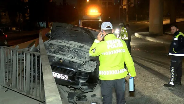 1641696637105.jpg Kontrolden çıkan lüks cip bariyerlere çarptı alev aldı! Alkollü sürücü alkolmetreyi üflememek için direndi! Yer: İstanbul-2
