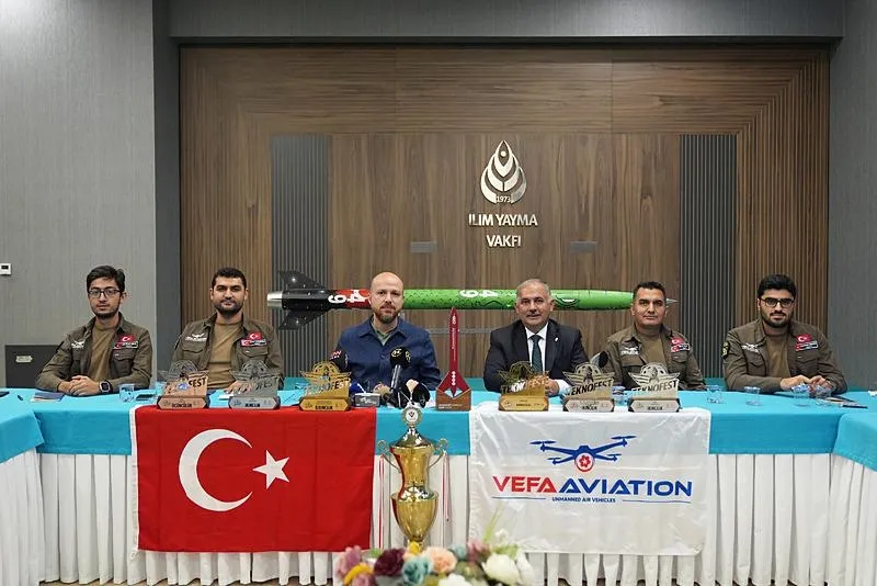 ABD'de şampiyon olan İTÜ Vefa Havacılık Takımı, İlim Yayma Vakfı Mütevelli Heyeti Başkanı Bilal Erdoğan ile bir araya geldi-4