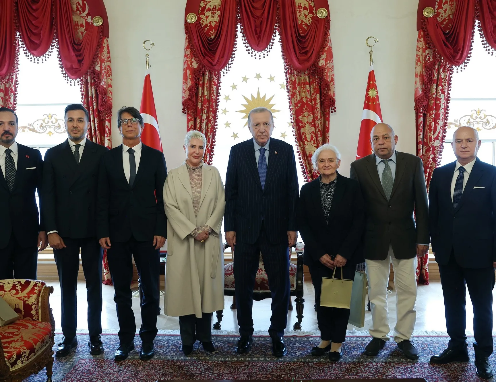 Başkan Erdoğan’dan tarihi kabul: Demokrasi şehitlerinin aileleri ilk kez Dolmabahçe’de bir araya geldi