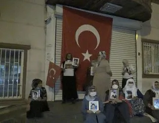 Diyarbakır annelerinden HDP binasına Türk bayrağı!