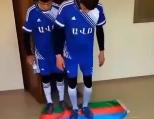 Ermeni futbolcular Azerbaycan bayrağına basıp...