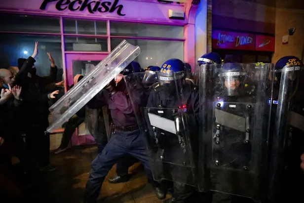 Son dakika: İngiltere'nin Bristol kenti karıştı! Karakol ateşe verildi: Güvenlik güçlerinden sert müdahale-5