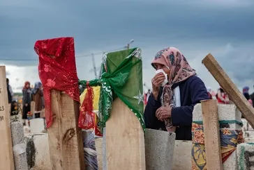 Deprem bölgesinde hüzünlü ziyaret! Yakınlarını kaybeden vatandaşlar bayram arifesinde mezarlıklara gitti
