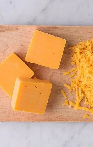 Fransa’da Nestle’ye ait Buitoni pizzaları ve Ferrero grubuna ait Kinder çikolatalardan sonra peynire de bakteri bulaştı