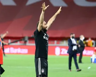 Cenk Tosun Beşiktaş’tan kopamıyor!