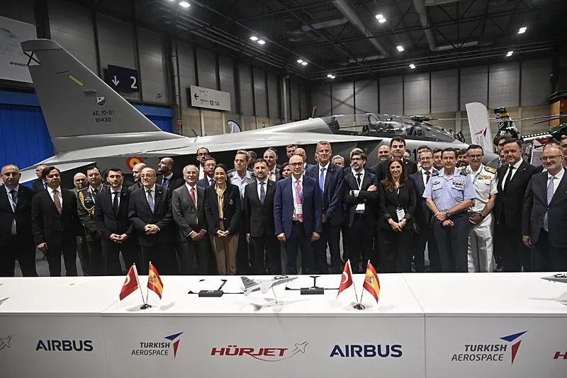 HÜRJET'e NATO ve diğer dünya ülkelerinin kapısını açacak anlaşma İspanya'da imzalandı. (AA)