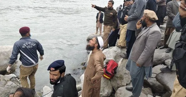 Pakistan’da feci kaza! Yolcu otobüsü nehre düştü 26 kişi öldü