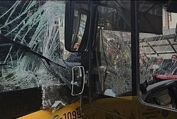 İETT güne 2 kazayla başladı: Arnavutköy'de ormanlık alana uçtu Beykoz'da iki otobüs kafa kafaya çarpıştı