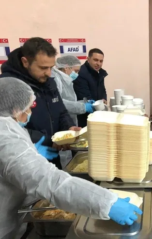 Türkiye'den Ukrayna'ya yardım eli! AFAD koordinasyonunda Ukrayna halkı için 43 yardım tırı ile 1 mobil mutfak tırı sevk edildi