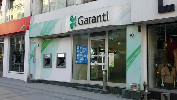 sivasta-bir-banka-muduru-zimmetine-25-milyon-dolar-gecirmekle-suclaniyor-adliyeye-goturulurken-yuzunu-gizledi-1642148818613.jpg Sivas'ta bir banka müdürü zimmetine 2,5 milyon dolar geçirmekle suçlanıyor! Adliyeye götürülürken yüzünü gizledi-3
