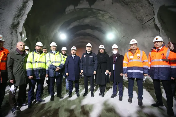 canakkalede-kazdaglari-gecisindeki-ayvacik-t-2-tunelinde-isik-gorundu-1643713482612.jpg Çanakkale'de Kazdağları geçişindeki Ayvacık T-2 Tüneli'nde ışık göründü! 50 dakikalık yol 5 dakikaya inecek-4