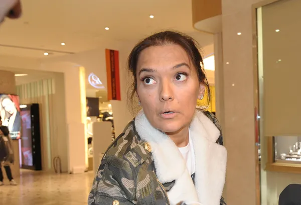 Demet Akalın'ın AVM'de fotoğraf kavgası-3