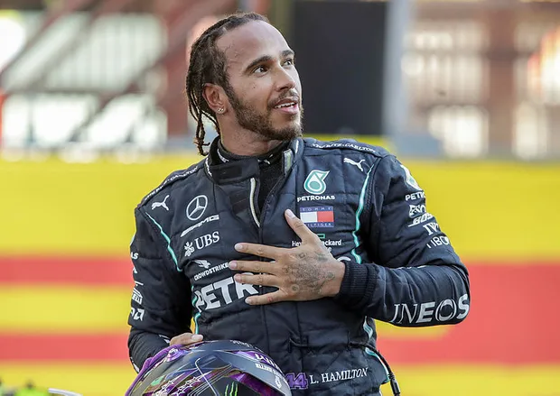 Formula 1'in son şampiyonu Lewis Hamilton 'Yılın Spor Kişiliği' seçildi-1