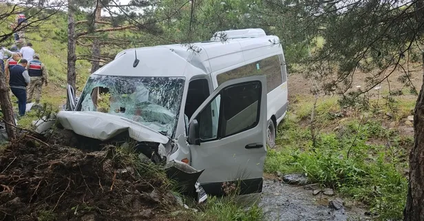Erzincan'da şarampole devrilen minibüsteki 4 kişi öldü, 10 kişi yaralandı