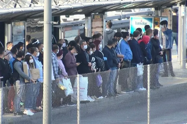 İstanbul'da metrobüs ve tramvay seferleri yetersiz kaldı! Duraklarda sosyal mesafe hiçe sayıldı