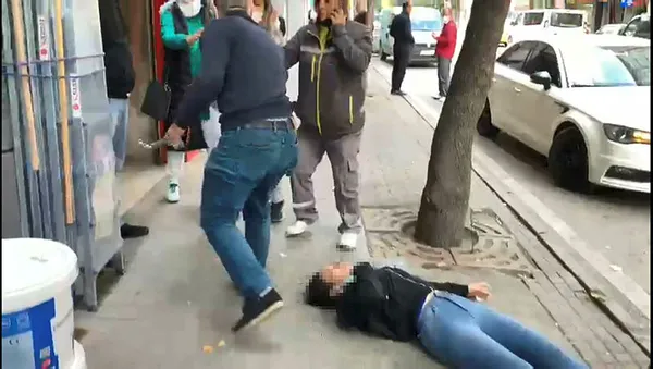 1634299355950.jpg Eskişehir'de sokak ortasında kadına şiddet! Tekme ve yumruklarla yere serdi-2