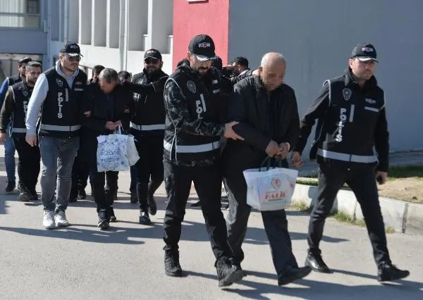 Asrın felaketinde yakalama kararı çıkarılan bir müteahhit tekneyle yurt dışına çıkmaya çalışırken yakalandı!-5