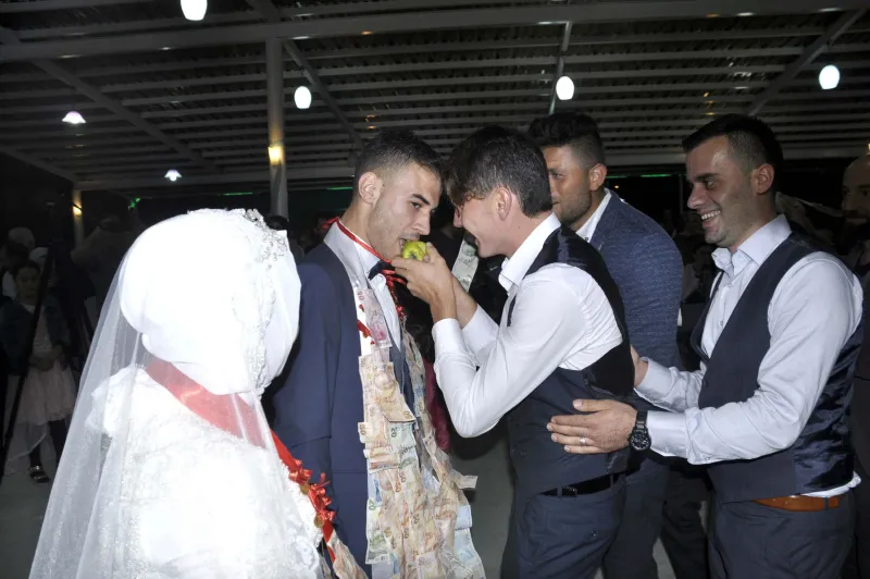 50 metrelik düğün takısı görenleri şaşkına çevirdi - 2