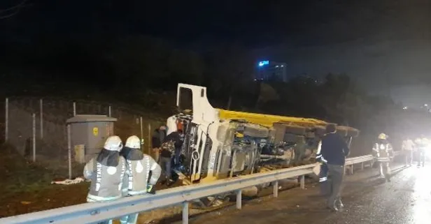 TEM Otoyolu'nda feci kaza! Hafriyat kamyonu devrildi: 1 kişi hayatını kaybetti