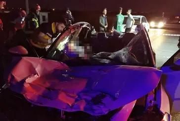 Akılalmaz kaza: Ata çarpan arabanın tavanı koptu!