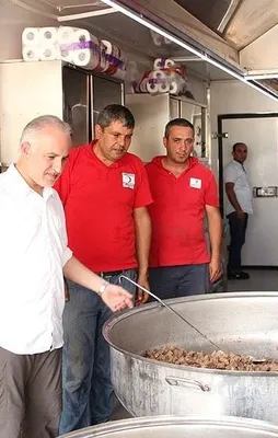 Türk Kızılayı Cerablus'ta sıcak yemek dağıttı