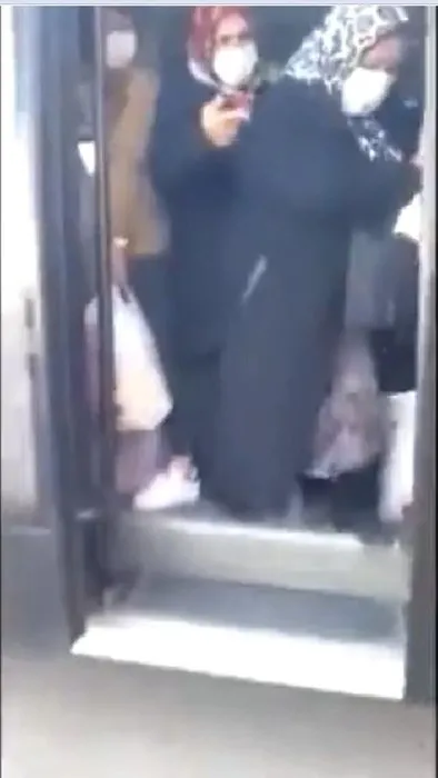 tum-turkiye-tepki-gostermisti-50-tlnin-altinda-alisveris-yaptigi-icin-yasli-kadini-servisten-indiren-markete-p-1649760886239.jpg Tüm Türkiye tepki göstermişti! 50 TL'nin altında alışveriş yaptığı için yaşlı kadını servisten indiren markete para cezası-5