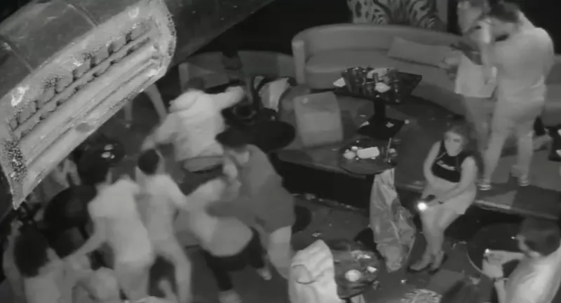 Taksim'de gece kulübünde ortalık savaş alanına döndü! Gözünde bardak patlatıp öldüresiye dövdüler-3