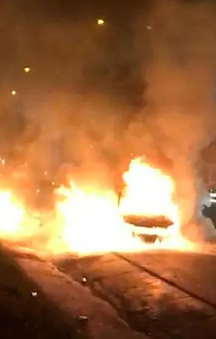 Hadımköy TEM Otoyolu'nda otomobil alev alev yandı