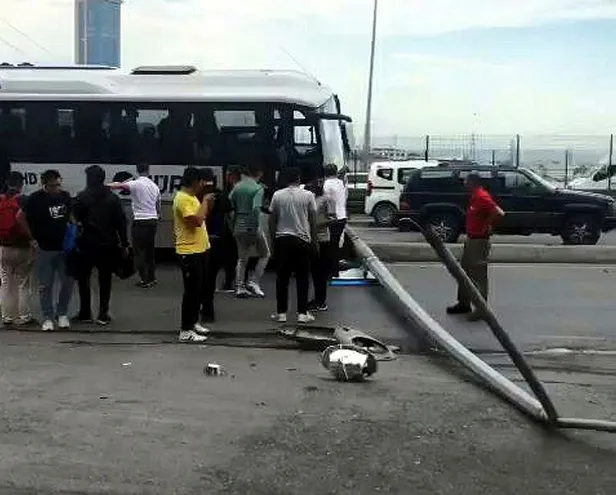 avcilarda-kaza-servis-midibusu-aydinlatma-diregine-carpti-yaralilar-var-1655026372160.jpeg
