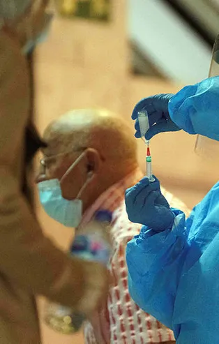 Bir ülkede daha Pfizer-BioNTech koronavirüs aşıları vurulmaya başlandı