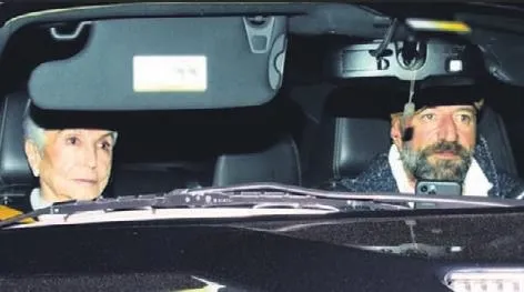 Aslı Enver ile Önder Öztarhan ilişkisi büyüyor: Damat adayı oyununu annesi ile izledi-3