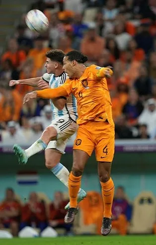 Arjantin penaltı atışlarında Hollanda'yı 4-3 yenerek yarı finale yükseldi! Messi, Weghorst'a 'aptal' diye seslendi
