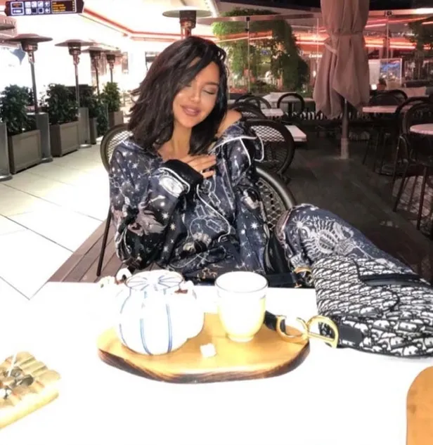 doya-doya-moda-yasemin-kimdir-modaci-yasemin-yilmaz-kac-yasinda-nereli-yasemin-yilmaz-evli-mi-1661435609214.jpg Doya Doya Moda Yasemin kimdir? Modacı Yasemin Yılmaz kaç yaşında, nereli? Yasemin Yılmaz evli mi?-3