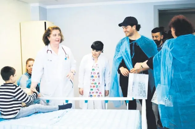 Çağatay Ulusoy’dan alkışlık hareket! Gürcistan’daki kanser tedavisi gören minikleri ziyaret etti