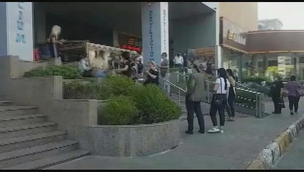 Son dakika: Beylikdüzü'nde AVM'de yangın paniği-1