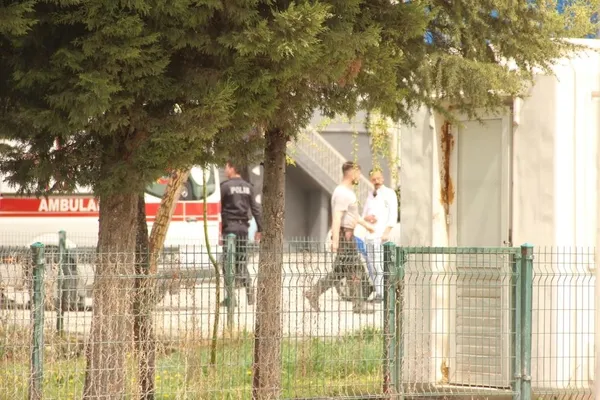 mezbahanede-kasaplar-hayvanlari-birakti-birbirlerini-kesti-1650973470583.jpg Mezbahanede kasaplar hayvanları bıraktı birbirlerini kesti!-5