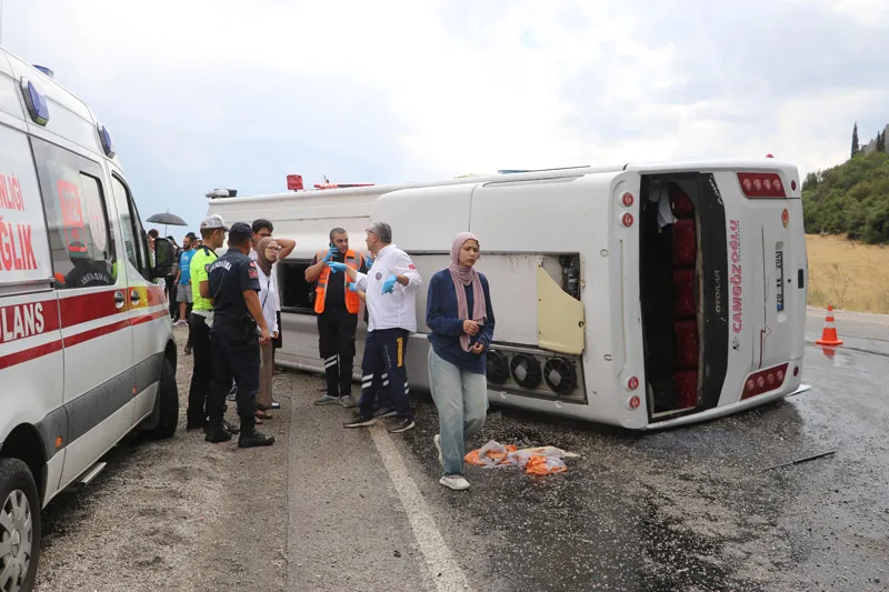 Denizli'de feci kaza! Düğüne gidenleri taşıyordu devrildi: 26 yaralı-3
