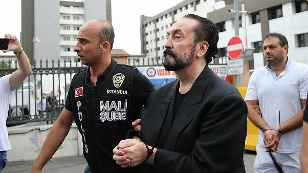 son-dakika-adnan-oktar-maske-takmadigi-icin-durusma-salonundan-cikarildi-1594307550775.jpg