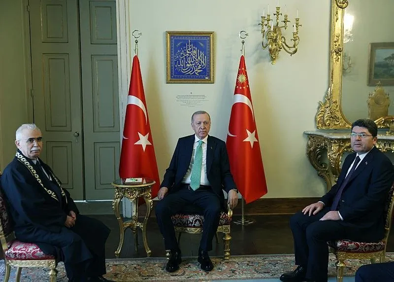 Başkan Recep Tayyip Erdoğan, Dolmabahçe Sarayı'nda Anayasa Mahkemesinin 63. kuruluş yıl dönümü programına katıldı. Programda Anayasa Mahkemesi Başkanı Kadir Özkaya (solda) ve Adalet Bakanı Yılmaz Tunç (sağda) da yer aldı. (AA)