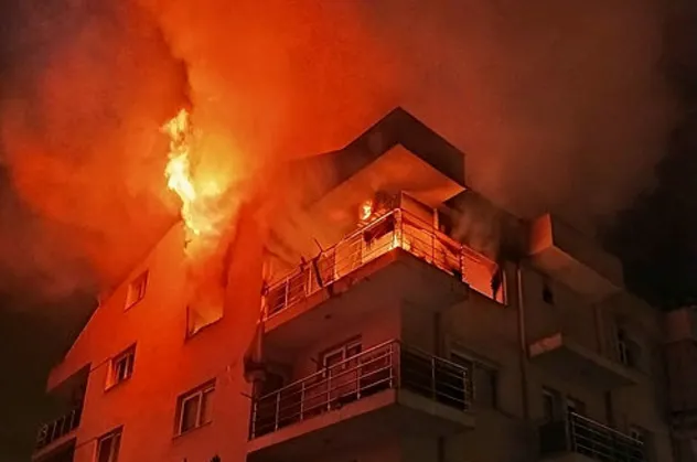 Aydın'da sinirlerine hakim olamayan koca evini yaktı! Mahalleli sokağa fırladı