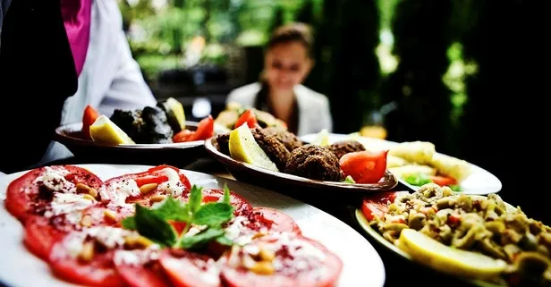 Restoran ve kafelerin sosyal mesafe kurallarına uyularak açılmasına yeşil ışık