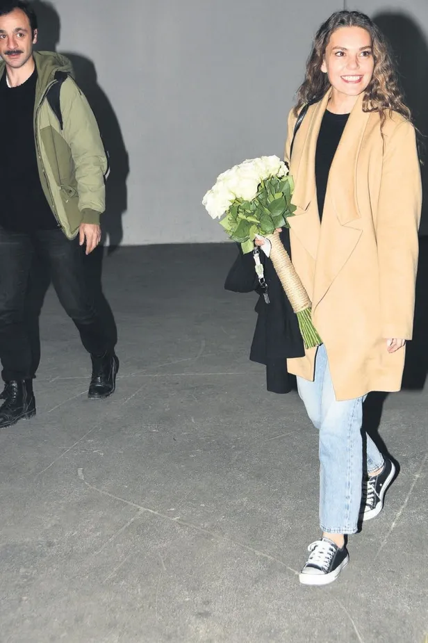 Aslı Enver ile Önder Öztarhan ilişkisi büyüyor: Damat adayı oyununu annesi ile izledi-2